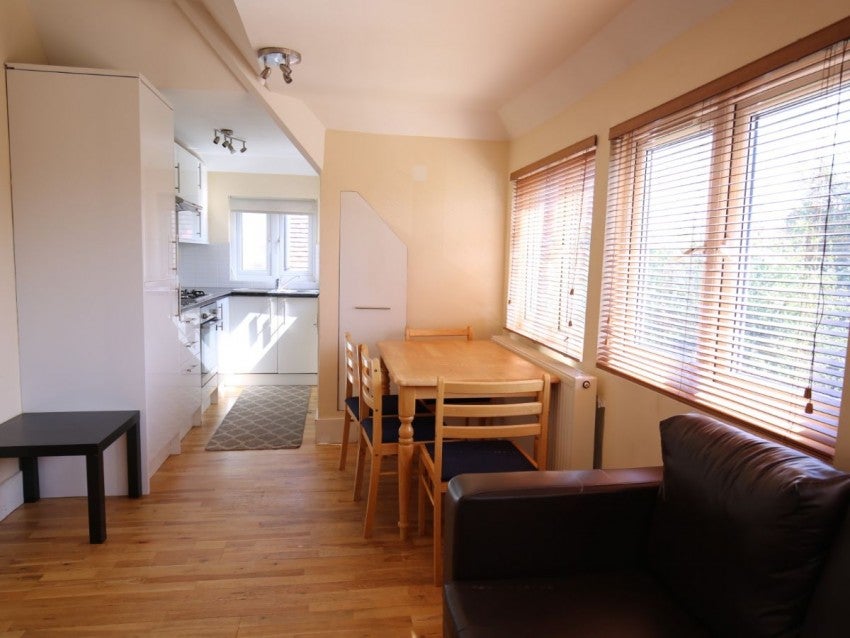Flat The Ridgeway in Greater London