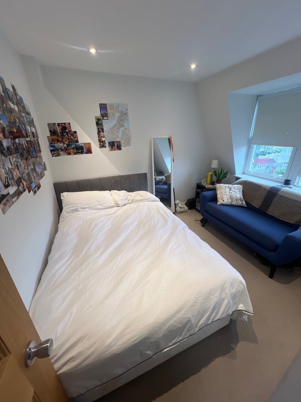Room Rosedew Road in Greater London