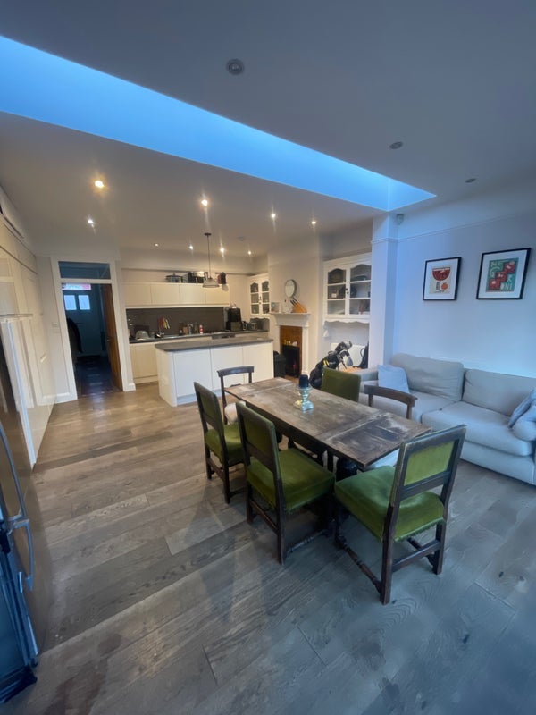 Room Rosedew Road in Greater London