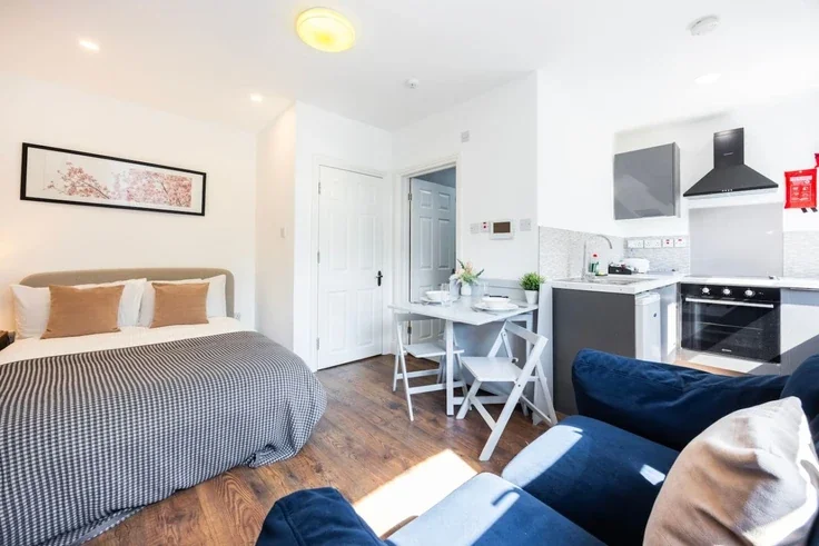 Flat Warwick Road in Greater London
