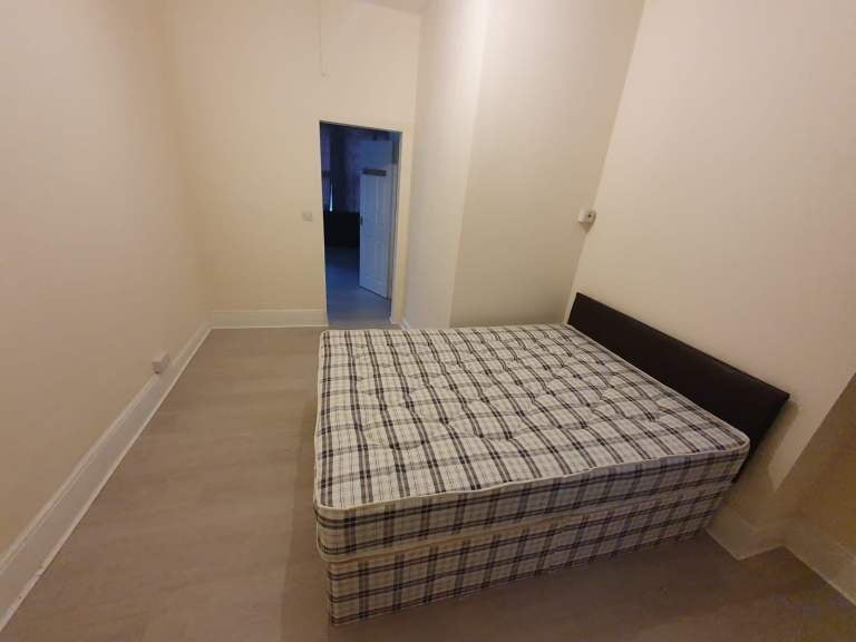 Flat Wightman Road in Greater London