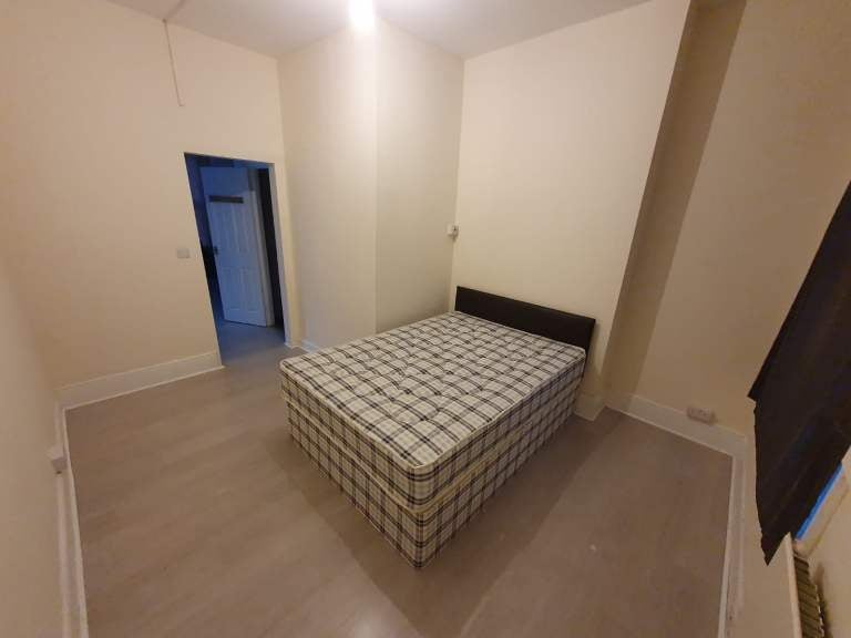 Flat Wightman Road in Greater London