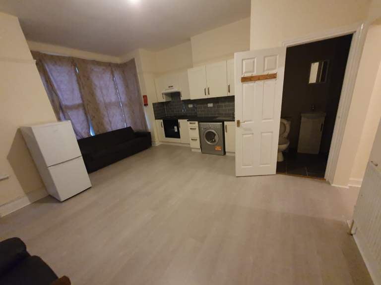 Flat Wightman Road in Greater London