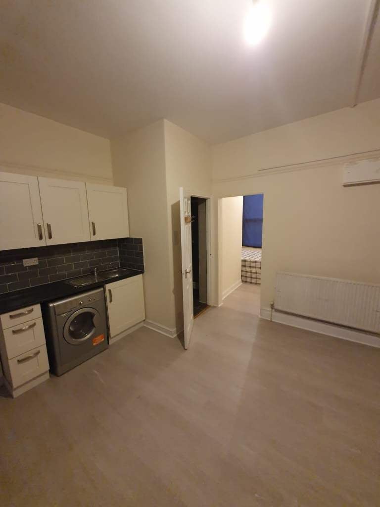 Flat Wightman Road in Greater London