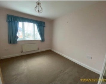 Flat Woodcroft Close in Walsall