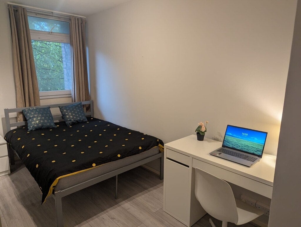 Room Saddlers Way in Greater London