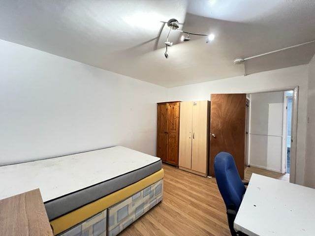 Flat Ashton Road in Greater London