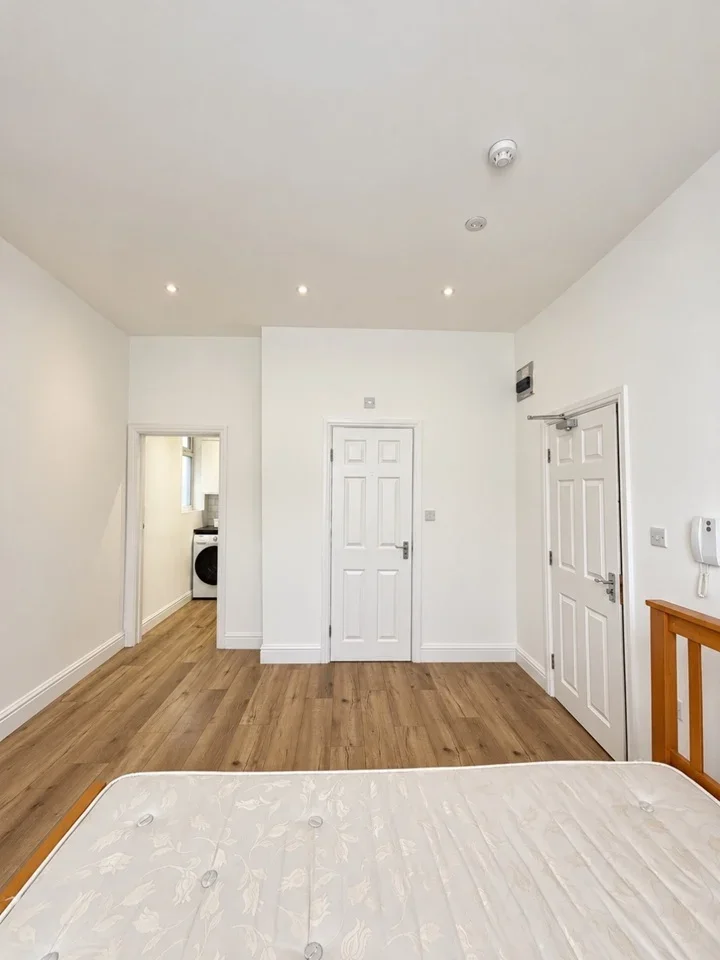Flat Woodlands Road in Greater London