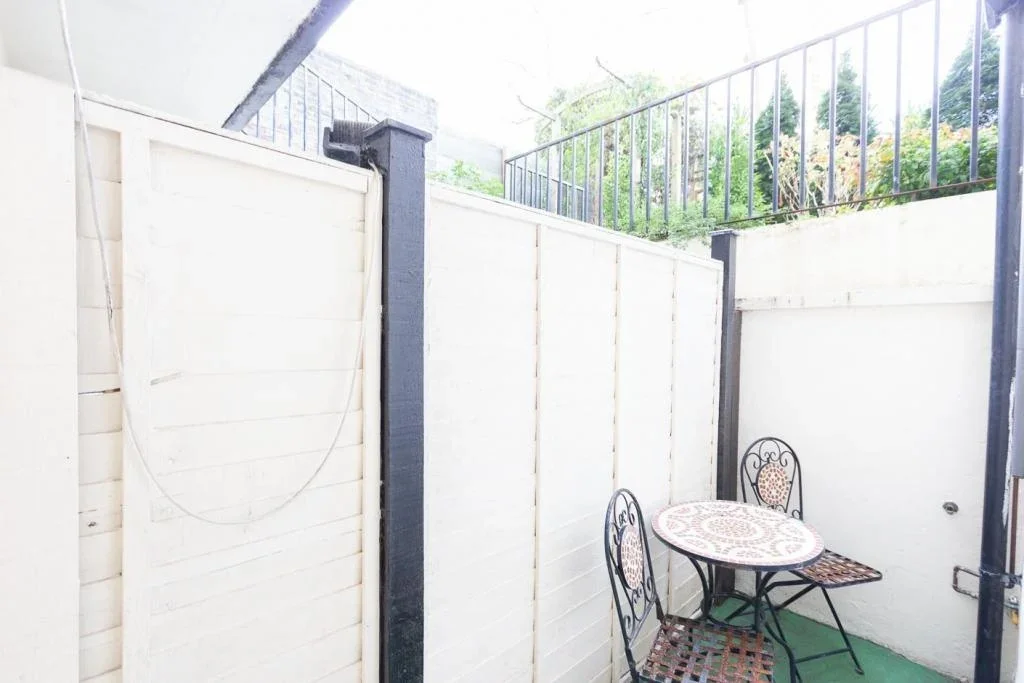 Flat Penywern Road in Greater London
