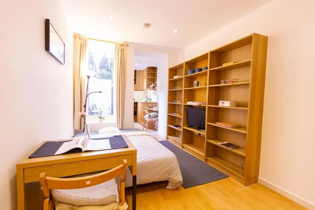 Flat Penywern Road in Greater London