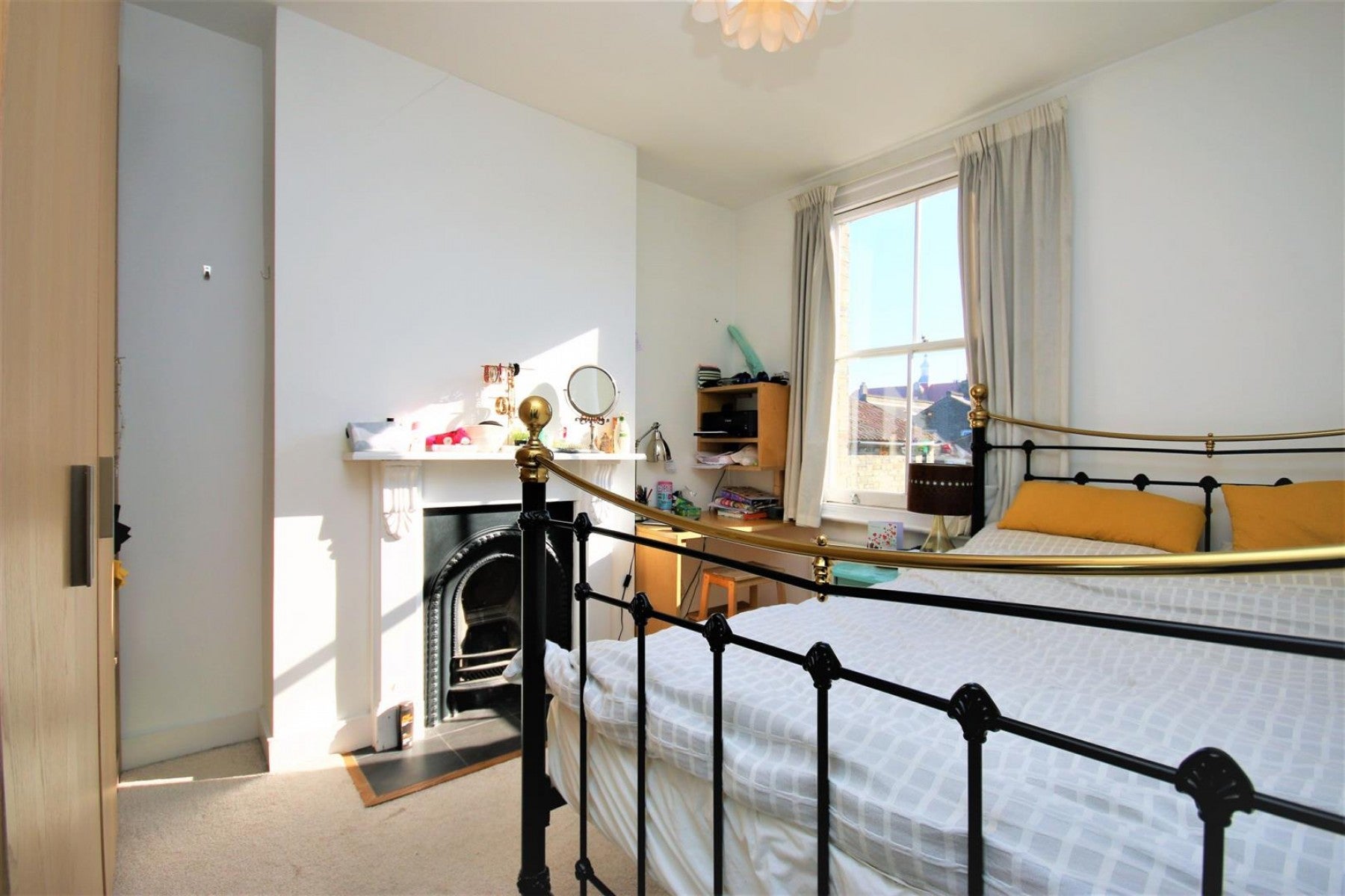 Flat Monsell Road in Greater London