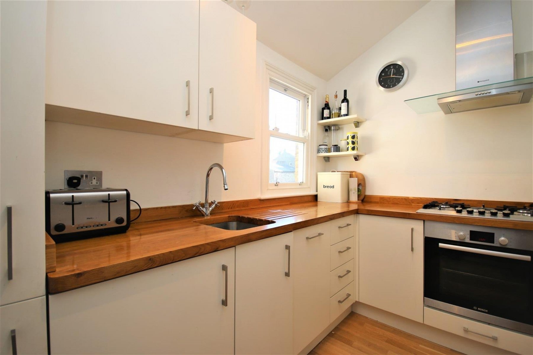 Flat Monsell Road in Greater London