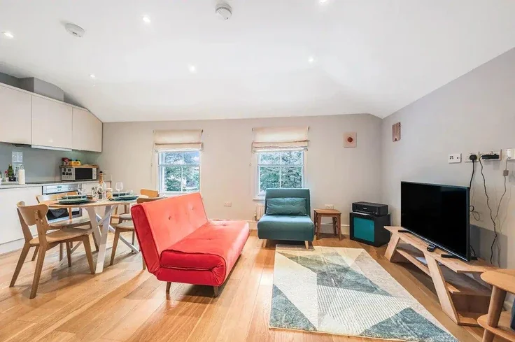 Flat Coningham Road in Greater London