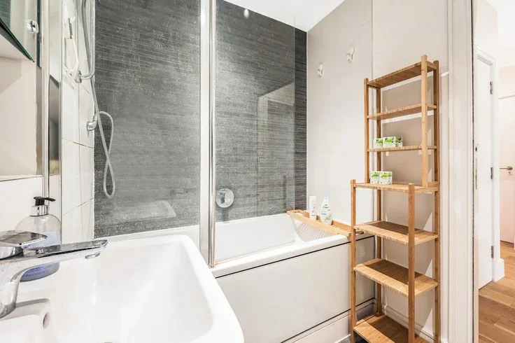 Flat Coningham Road in Greater London