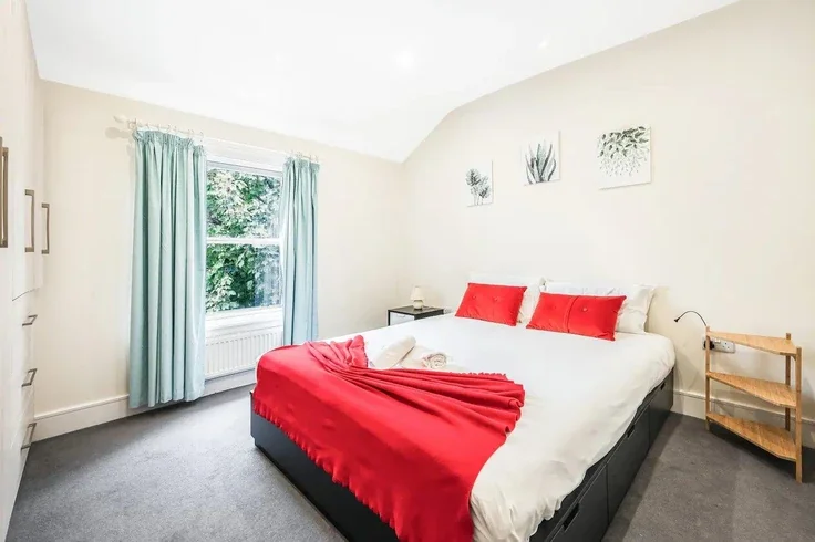 Flat Coningham Road in Greater London