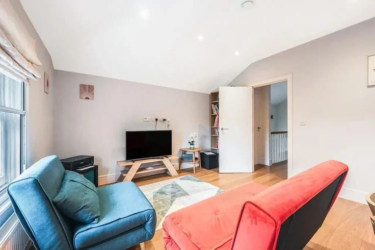 Flat Coningham Road in Greater London