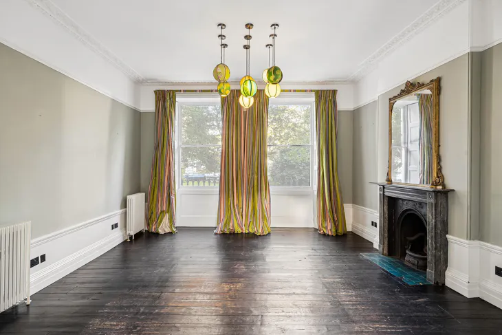 House Crescent Grove in Greater London
