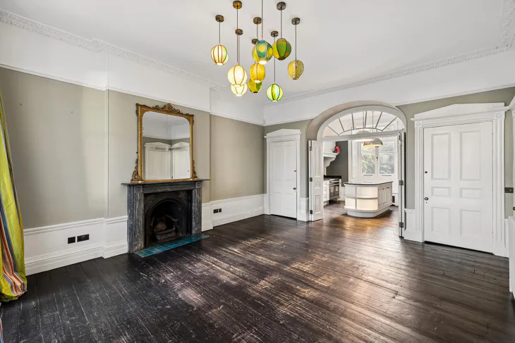 House Crescent Grove in Greater London