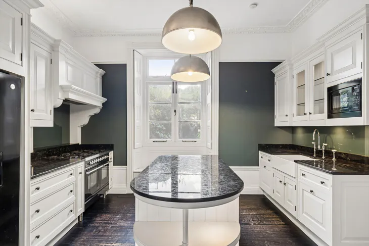House Crescent Grove in Greater London