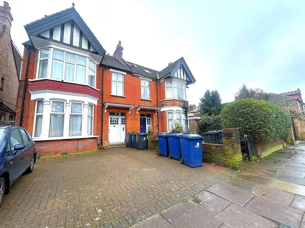 Flat Twyford Avenue in Greater London
