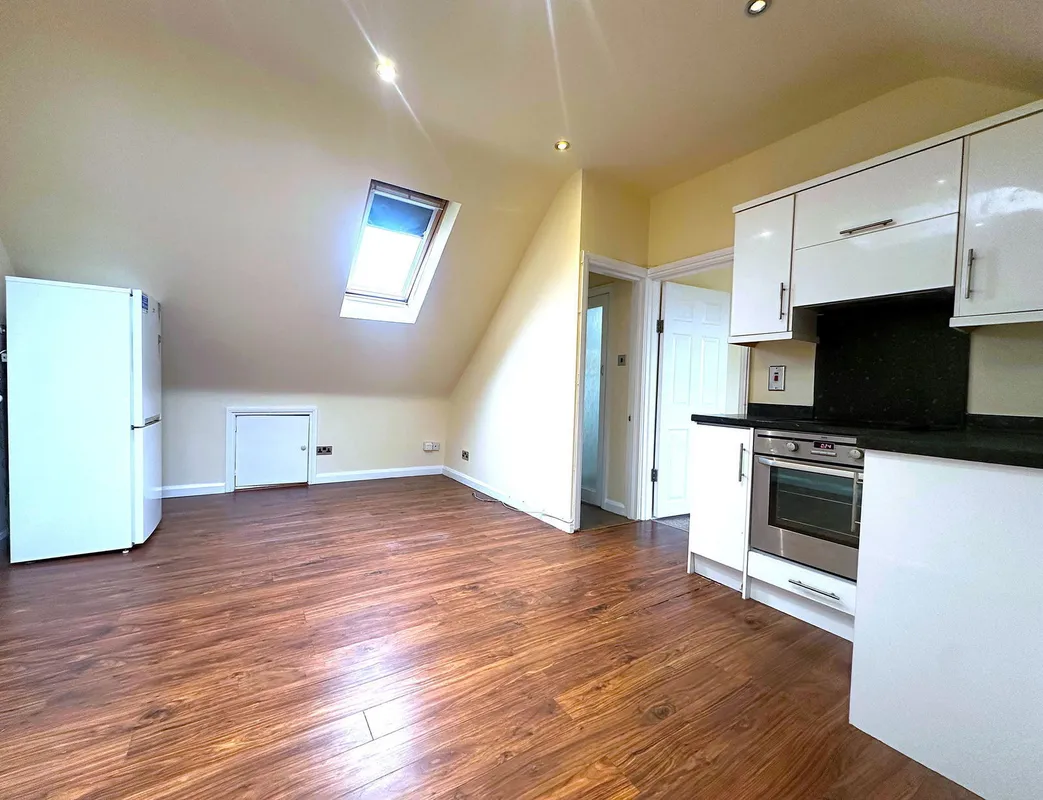 Flat Twyford Avenue in Greater London