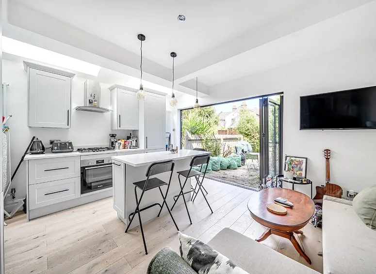 Flat Rutland Gardens in Greater London