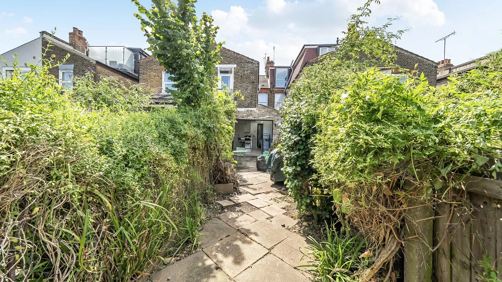 Flat Rutland Gardens in Greater London