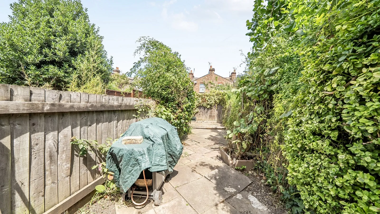 Flat Rutland Gardens in Greater London