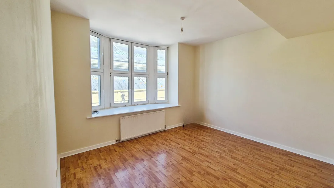 Flat Summerfield Place in Neath