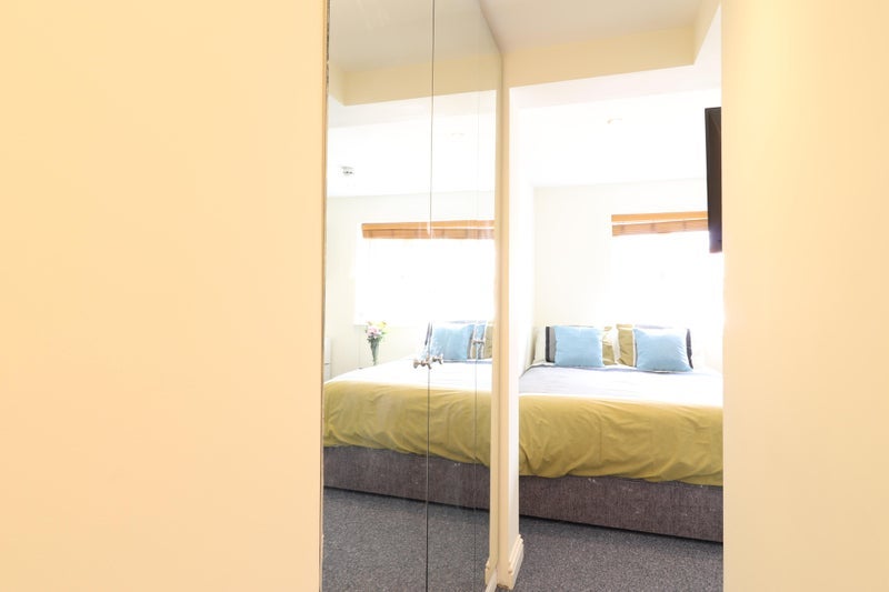 Room Western Avenue in Greater London