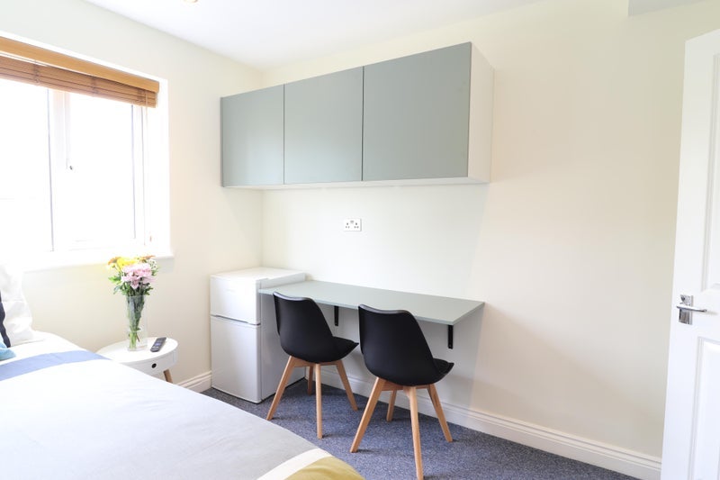 Room Western Avenue in Greater London