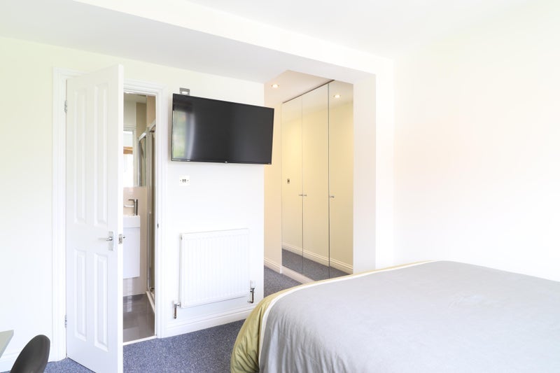 Room Western Avenue in Greater London