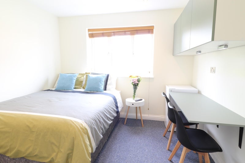 Room Western Avenue in Greater London
