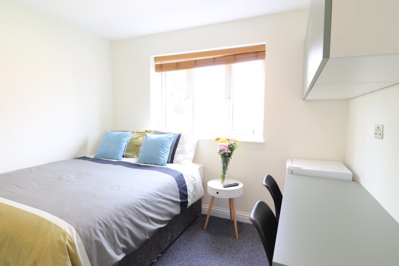 Room Western Avenue in Greater London