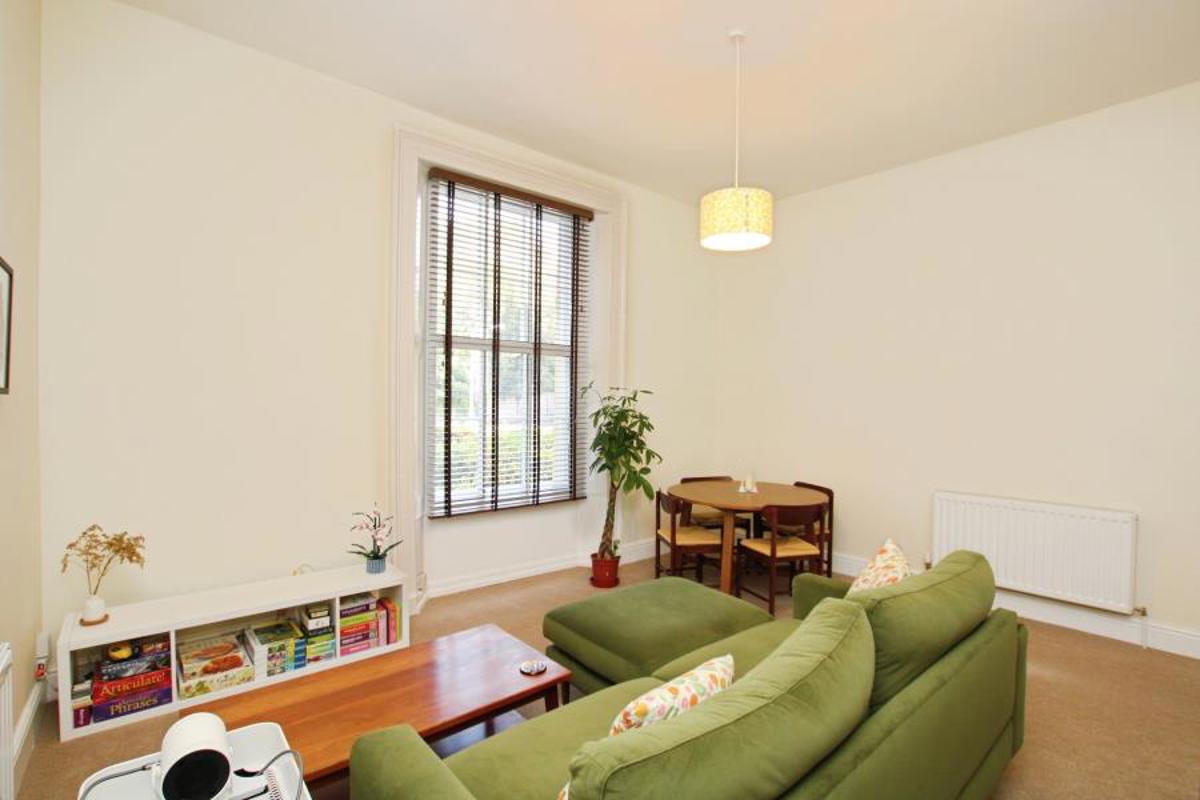 Flat Cotham Road in Bristol