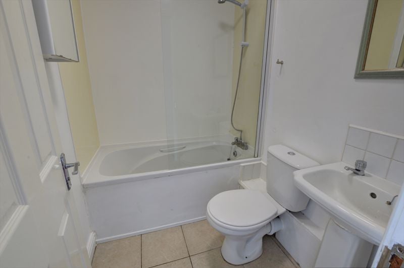 Flat Dinsdale Road in Newcastle upon Tyne