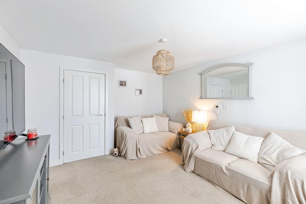 Flat Emerald Way in Irthlingborough
