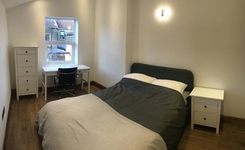 Room Henderson Road in Greater London