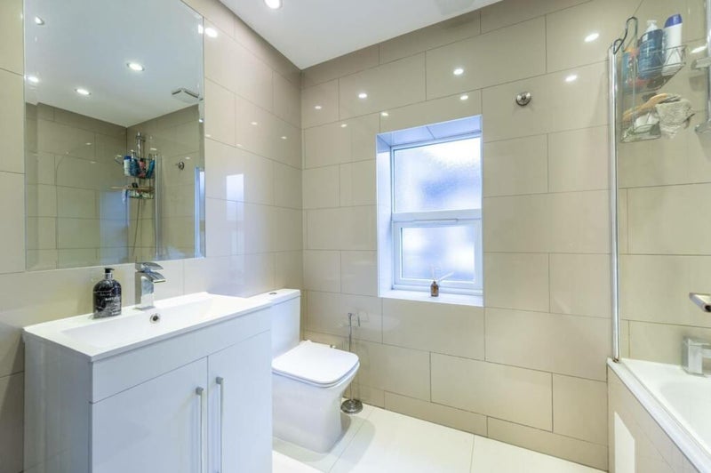 Room Henderson Road in Greater London
