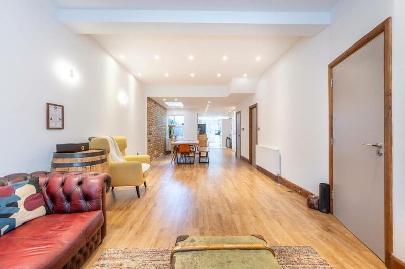 Room Henderson Road in Greater London