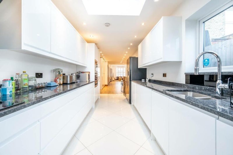 Room Henderson Road in Greater London