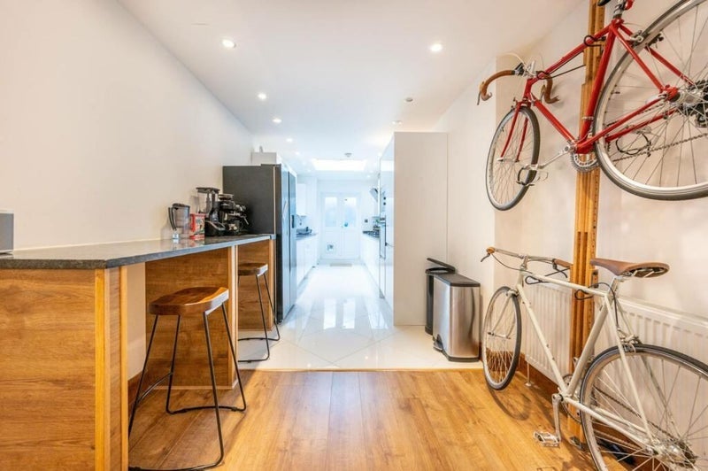 Room Henderson Road in Greater London