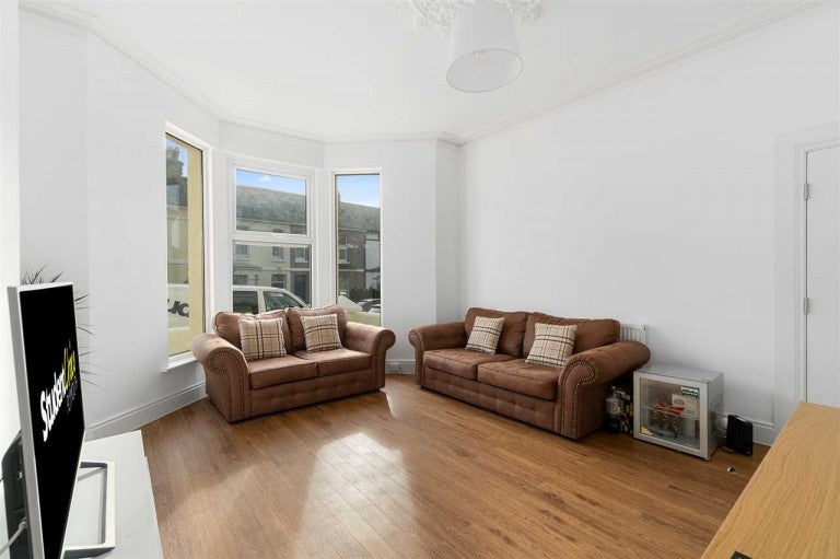 Flat Belgrave Road in Plymouth
