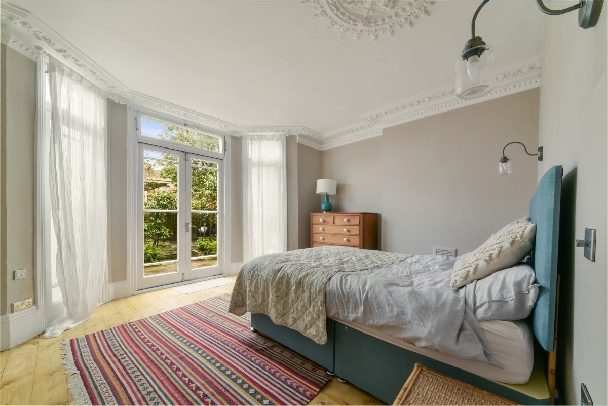 Flat Ardbeg Road in Greater London