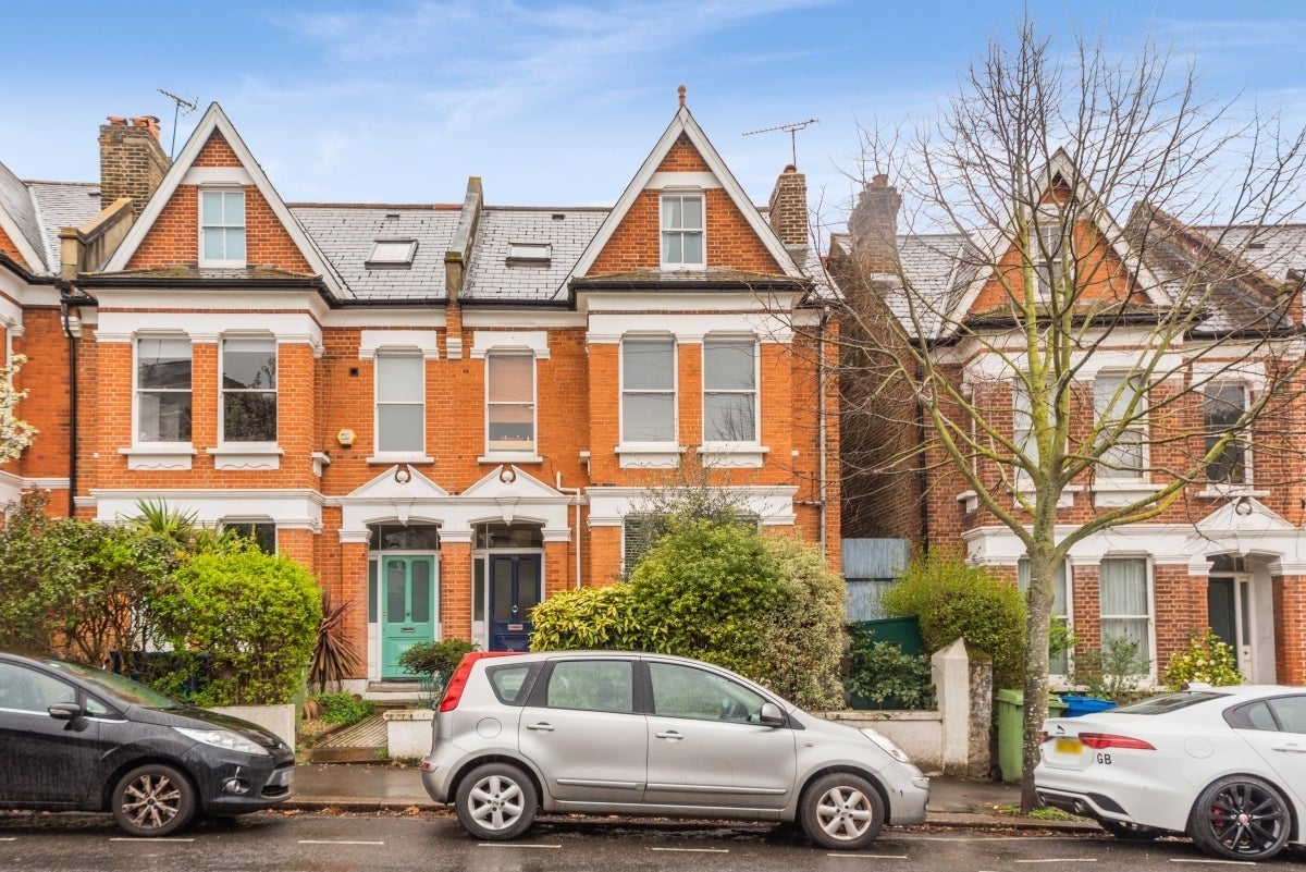 Flat Ardbeg Road in Greater London