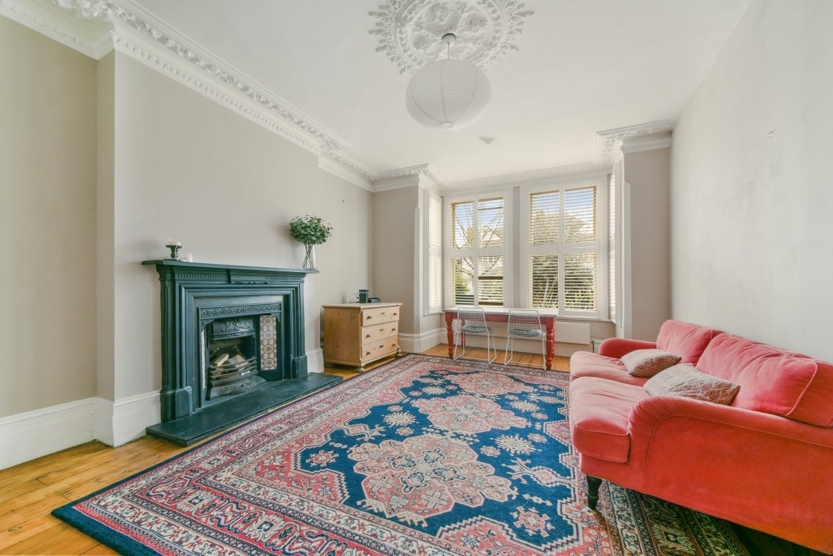 Flat Ardbeg Road in Greater London