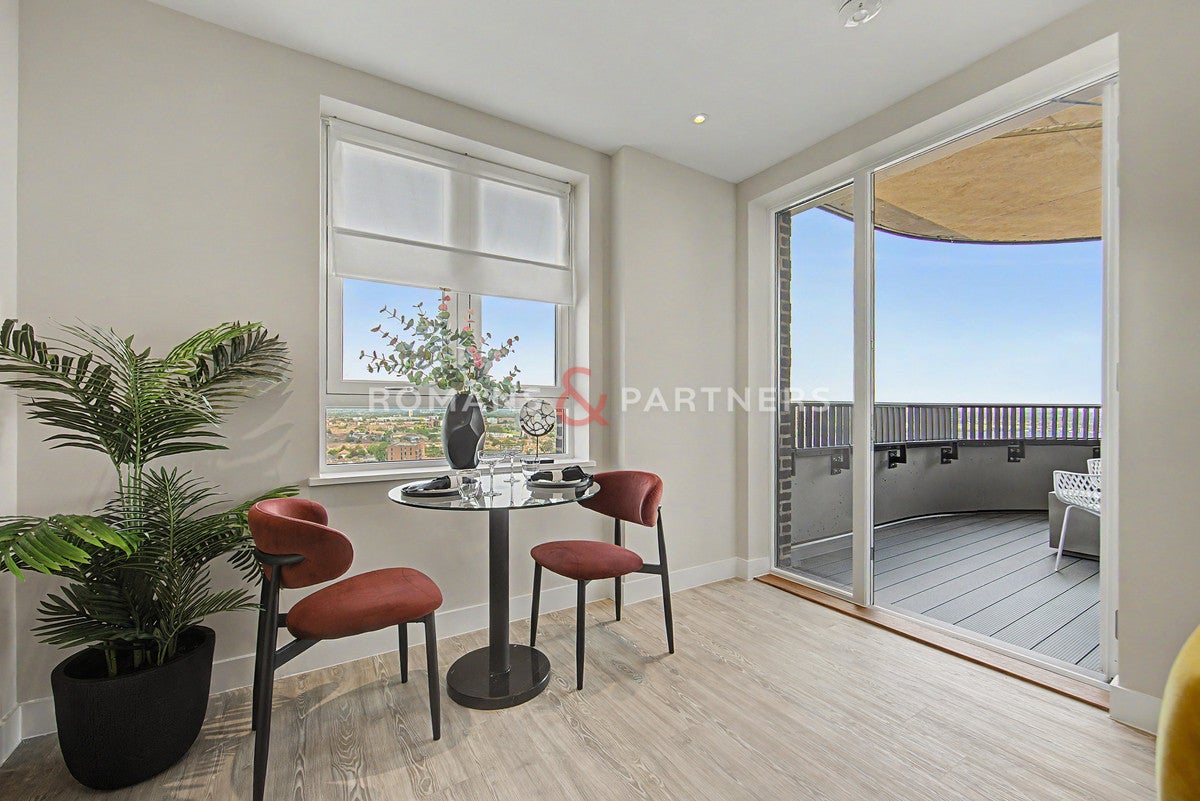 Flat Chequers Lane in Greater London