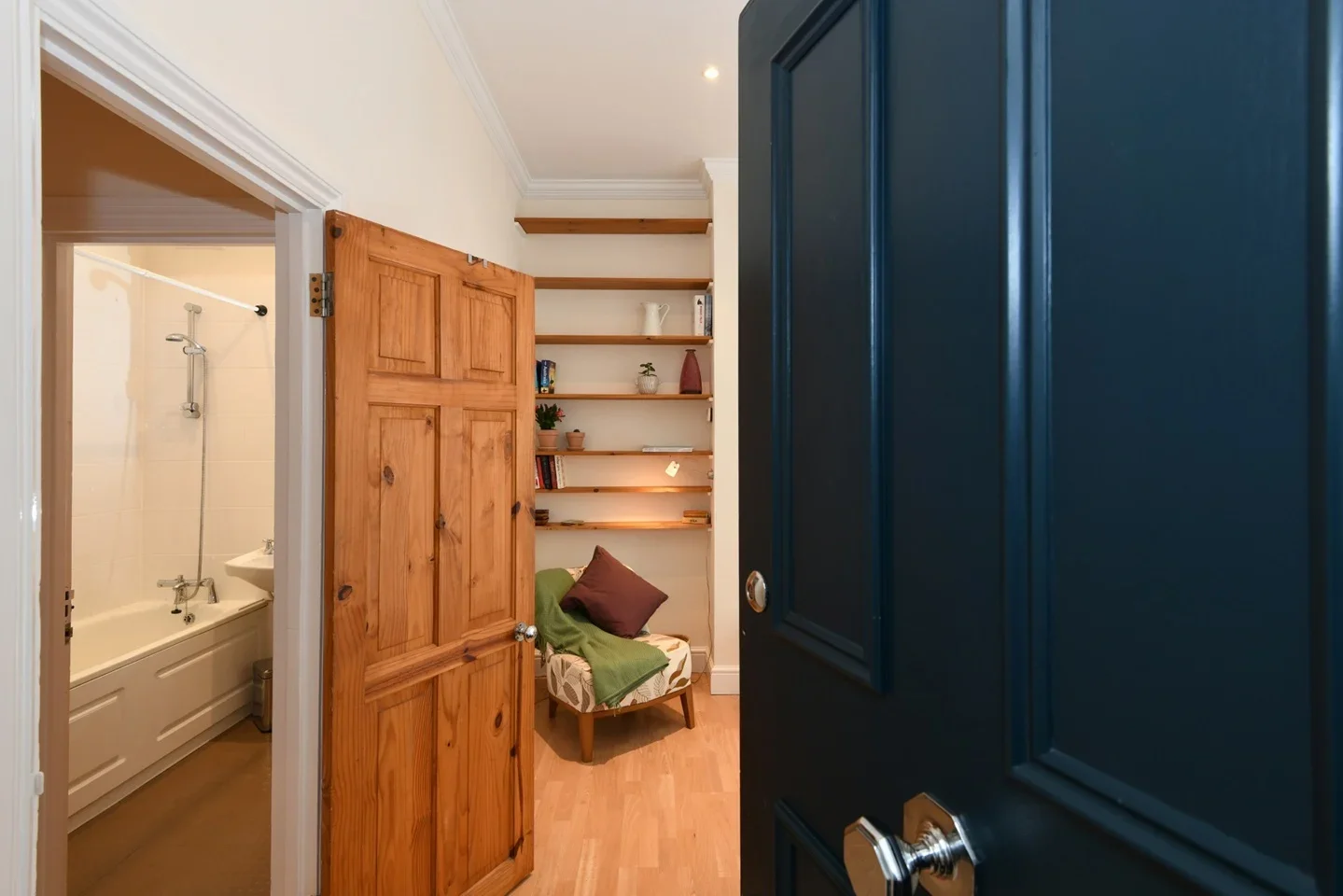 Flat Drayton Park in Greater London