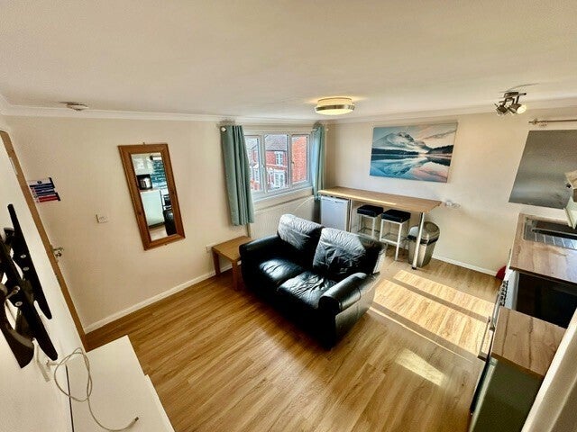 Flat Euclid Street in Swindon