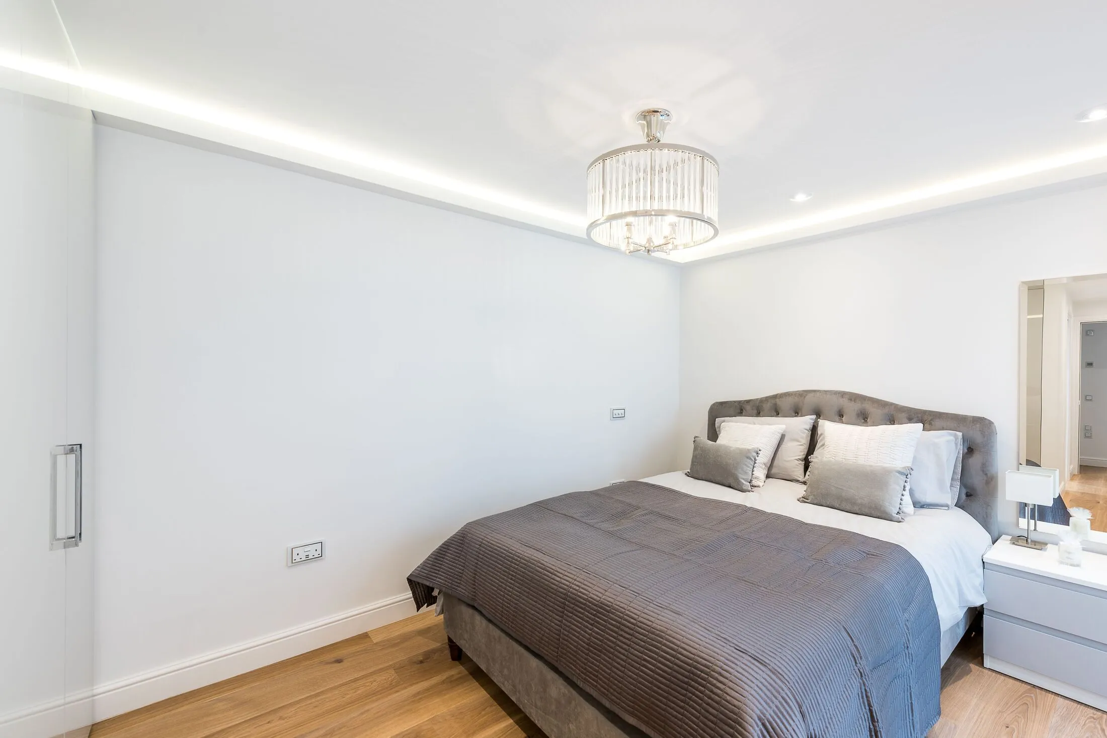 Flat Beaufort Gardens in Greater London